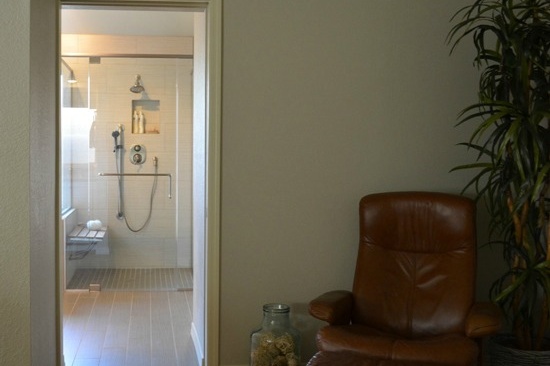 Paradise Valley bathroom remodeling contractor. Master bathroom remodel with a large soaking tub, glass shower surround, stacked stone backsplash.
